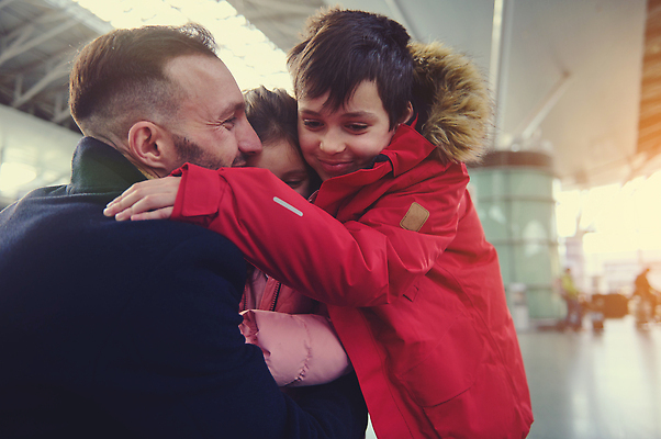 포토 JPG 해외이미지 라이프스타일 커플 딸 행복 감정 아들 어린이 여행 가족 관계 포옹 함께함 사랑 이벤트 소년 세명 달리기 여행객 만남 짐 인사 아빠 결합 출발 흥분 긍정 승객 환영 정확 해외202310 해외포토 남자 컨셉 안기 모션 사람 생활 예절 파일형식