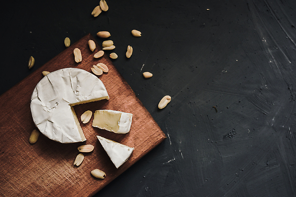포토 JPG 해외이미지 음식 조각 검은배경 단면 치즈 사람없음 땅콩 나무도마 까망베르치즈 해외202310 해외포토 백그라운드 유제품 도마 목재 검은색 견과류 파일형식