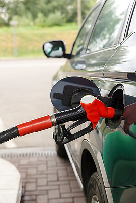 포토 JPG 해외이미지 손 산업 도로 여행 비즈니스 교통시설 자동차 통 손잡이 사람없음 야외 빨간색 경제 환경 힘 장비 운전 에너지 오염 역 기름 휘발유 석유 가격 서비스 파이프 탱크 연료 가스 호스 펌프 모터 노즐 디젤 생태학 자동 해외202310 해외포토 교육 길 음식 육상교통 컬러 교통 모션 신체부위 시설 파일형식