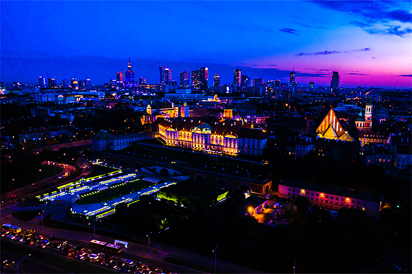 포토 JPG 해외이미지 유럽 여행 건축양식 하늘 지붕 휴가 조명 거리 주택 안테나 파노라마 풍경 사람없음 야외 건물 여름 도시풍경 여행객 탑 가을 도시 도심 야간 박물관 장면 타운 기념물 스카이라인 폴란드 구시가지 드론 랜드마크 수도권 옛날 조감도 해외202310 해외포토 자연요소 건축물 계절 건축 나라 통신 촬영기법 사람 지역 파일형식
