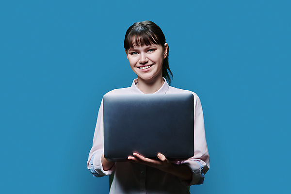 포토 JPG 해외이미지 모델 학생 라이프스타일 응시 여자 교육 행복 백그라운드 인터넷 학교 성공 거리 한명 미소 사람 10대 파란색 노트북 스터디 컴퓨터 뷰티 디지털 이메일 시원함 무선전화기 대학교 전자 온라인 고립 온라인강의 해외202310 해외포토 1 시선 감정 컬러 컨셉 청소년 표정 생활 전자제품 학습 강의 전화기 파일형식 언택트