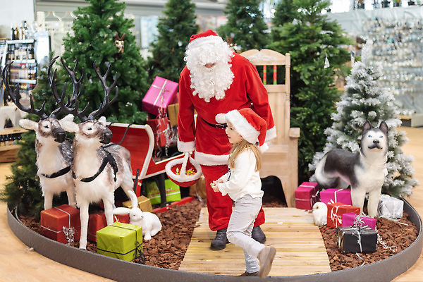 포토 JPG 해외이미지 나무 전통 디자인 행복 종교 어린이 크리스마스 겨울 휴가 사슴 전등 새로움 새해 수염 선물 사람 내부 두명 장식 빨간색 쇼핑 산타클로스 상점 축제 코트 축하 동굴 아빠 오두막 12월 주기 봉 방문 북쪽 순록 클라우스 해외202310 해외포토 식물 계절 기념일 감정 컬러 컨셉 포유류 가족 모션 조명 외투 날짜 방향 파일형식