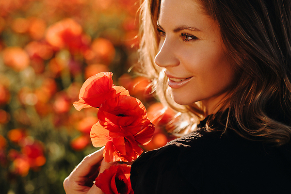 포토 JPG 해외이미지 여자 백그라운드 꽃밭 한명 들기 상반신 성인 옆모습 빨간색 화려 양귀비 성인여자한명만 해외202310 해외포토 1 꽃 뷰포인트 컬러 컨셉 모션 사람 여자한명만 성인여자만 파일형식