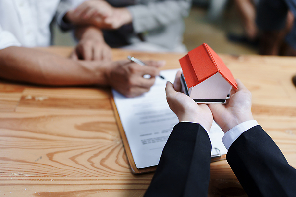 포토 JPG 해외이미지 손 비즈니스 부동산 주택 들기 신체부위 펜 모형 거래 잡기 중개인 계약 문서 계약서 해외202310 해외포토 직업 모션 사람 건물 필기구 재산 파일형식