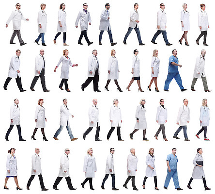 포토 JPG 해외이미지 전신 여자 노년 남자 중년 들기 여러명 성인 걷기 의사 의사가운 수술복 서류판 성인만 해외202310 해외포토 다수 모션 사람 사무용품 의료진 가운 파일형식