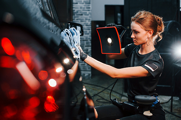 포토 JPG 해외이미지 여자 자동차 조명 한명 들기 상반신 성인 옆모습 빛 수건 청소 닦기 성인여자한명만 손세차 해외202310 해외포토 1 육상교통 뷰포인트 모션 사람 위생용품 세차 여자한명만 성인여자만 파일형식