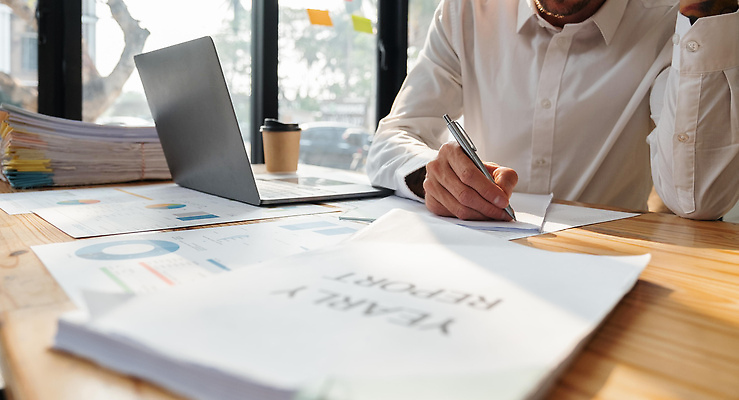 포토 JPG 해외이미지 직업 라이프스타일 응시 남자 행복 회사 비즈니스 사업가 통신 탁자 성공 설계 노동자 직장 실내 한명 미소 사람 앉기 성인 노트북 컴퓨터 사무실 업무 작업 비즈니스맨 비즈니스우먼 자신감 종업원 책상 경영자 문서 온라인 경영 해외202310 해외포토 1 시선 여자 감정 가구 컨셉 모션 표정 내부 생활 전자제품 직장인 리더 파일형식