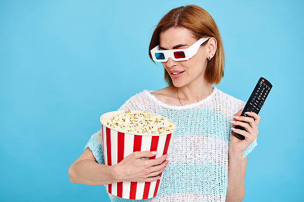 포토 JPG 해외이미지 여자 행복 하늘색 한명 들기 상반신 성인 앞모습 리모컨 영화 팝콘 3D안경 성인여자한명만 해외202310 해외포토 1 감정 안경 뷰포인트 모션 문화예술 사람 파란색 여자한명만 성인여자만 파일형식