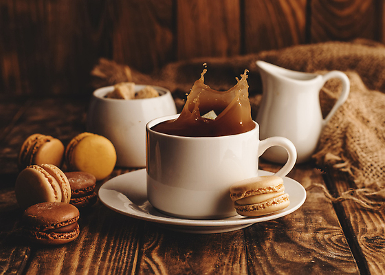 포토 JPG 해외이미지 커피 음료 음식 백그라운드 재료 탁자 아침 디저트 콩 주택 사람없음 목재 컵 갈색 초콜릿 검은색 어둠 카페 우유 에너지 신선 뜨거움 닫기 달콤 맛 아침식사 낟알 굽기 먹기 아로마 향 카푸치노 에스프레소 코코아 흙더미 마카롱 내추럴 모카 작살 카페인 맛있는 해외202310 해외포토 주간 나무 식기 컬러 가구 컨셉 모션 유제품 곡류 건물 상점 식사 흙 구이 파일형식 더미