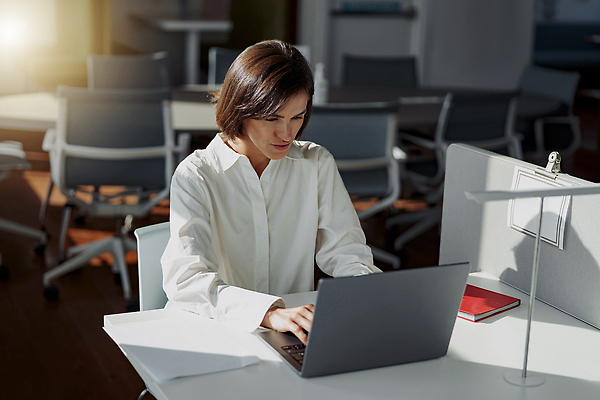포토 JPG 해외이미지 백인 직업 라이프스타일 응시 여자 행복 유럽 인터넷 비즈니스 사업가 통신 성공 노동자 직장 한명 미소 사람 앉기 성인 노트북 컴퓨터 사무실 뷰티 중국 흰색 업무 비즈니스우먼 자신감 종업원 책상 경영자 문서 온라인 경영 해외202310 해외포토 서양인 1 시선 감정 나라 아시아 컬러 가구 컨셉 회사 모션 표정 생활 전자제품 작업 직장인 리더 파일형식