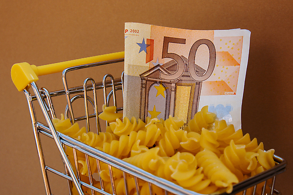 JPG 해외이미지 음식 돈 사람없음 쇼핑카 유로 상승 파스타면 폭등 베이지색배경 비용 해외202310 해외포토 포토 백그라운드 컨셉 파스타 경제 쇼핑 카트 면류 재산 베이지색 파일형식