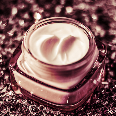 포토 JPG 해외이미지 근접촬영 사람없음 반짝임 고급 피부관리 스킨케어 기초화장품 수분크림 갈색배경 해외202310 해외포토 뷰포인트 백그라운드 컨셉 모션 뷰티 갈색 화장품 파일형식