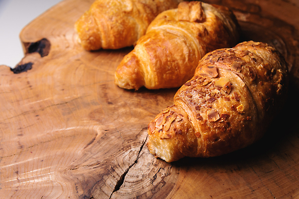 포토 JPG 해외이미지 음식 백그라운드 아침 디저트 3 요리 사람없음 갈색 식당 식사 빵집 껍질 흰색 신선 황금 달콤 맛 아침식사 굽기 반죽 롤 부드러움 버터 프랑스어 번 페스츄리 맛있는 해외202310 해외포토 주간 문자 빵 컬러 컨셉 상점 감각 구이 파일형식