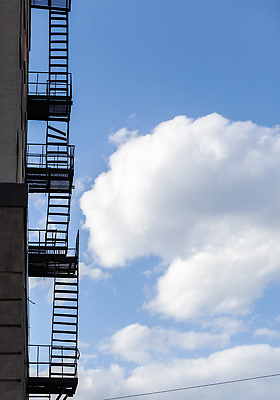 포토 JPG 해외이미지 구름 디자인 외관 벽 백그라운드 패턴 비즈니스 건축양식 사다리 창문 하늘 불 추상 벽돌 출입구 새로움 거리 주택 돌담 사람없음 건물 세로 파란색 도시풍경 계단 탑 금속 검은색 발코니 흰색 도시 탈출 철 뉴욕 보안 단계 깨짐 옛날 카피스페이스 해외202310 해외포토 자연요소 건축물 건축 컬러 컨셉 무늬 재질 안전 풍경 담장 미국 공백 돌_바위 도구 파일형식