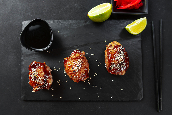 포토 JPG 해외이미지 전통 접시 음식 젓가락 태국 고추 건강 육류 요리 씨앗 동양인 사람없음 갈색 주방 일본 식사 저녁식사 치킨 중국 튀김 뜨거움 달콤 맛 그릴 먹기 깨 라임 후추 점심식사 항공촬영 대두 플랫레이 맛있는 해외202310 해외포토 식물 식기 아시아 뷰포인트 컬러 컨셉 채소 과일 식재료 모션 주방용품 수저 인종 조미료 플랫 향신료 닭고기요리 파일형식