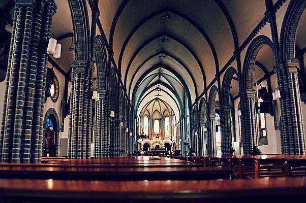 포토 JPG 해외이미지 건축양식 유리 미술 사람없음 건물 성당 교회 도시 천장 통로 아치 대칭 바실리카 해외202310 해외포토 건축물 건축 종교건축 재질 문화예술 파일형식