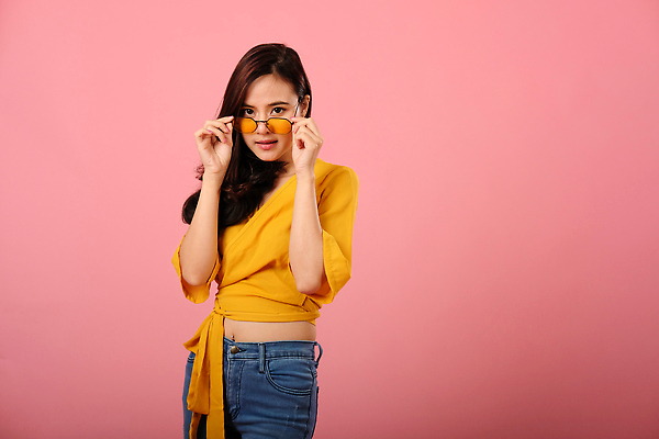 포토 JPG 해외이미지 옷 여자 행복 아시아 안경 한국 실내 건강 한명 사람 동양인 뷰티 일본 중국 청바지 자신감 긍정 슛 해외202310 해외포토 1 잡화 감정 나라 컨셉 바지 인종 내부 파일형식