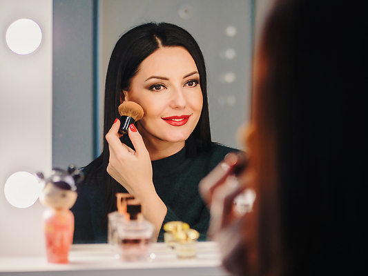 포토 JPG 해외이미지 백인 모델 1 라이프스타일 응시 여자 얼굴 중년 신체 휴식 주택 실내 건강 한명 사람 성인 수건 금발 뷰티 반사 화장품 거울 터치 욕실 신선 씻기 피부 크림 피부관리 돌봄 보습 수분크림 신청 해외202310 해외포토 서양인 헤어스타일 시선 컨셉 모션 내부 건물 생활 신체부위 위생용품 청결 파일형식