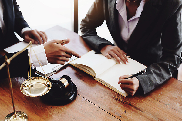 포토 JPG 해외이미지 여자 남자 비즈니스 저울 앉기 상반신 성인 두명 사무실 펜 공책 법률가 책상 상담 문서 법 의사봉 변호사 성인만 해외202310 해외포토 직업 가구 모션 문구용품 사람 필기구 파일형식