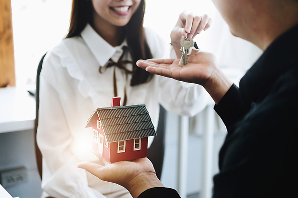 포토 JPG 해외이미지 여자 남자 비즈니스 열쇠 부동산 주택 들기 상반신 성인 두명 앞모습 뒷모습 모형 거래 중개인 물건집기 성인만 해외202310 해외포토 직업 뷰포인트 모션 사람 건물 재산 파일형식