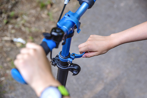 포토 JPG 해외이미지 라이프스타일 손 남자 텍스트 교통시설 거리 관리 사람 사람없음 힘 스쿠터 잡기 도시 바퀴 승차 핸들 속도 에코 친환경 위치 조절 대여 해외202310 해외포토 교통 모션 생활 신체부위 환경 오토바이 시설 파일형식