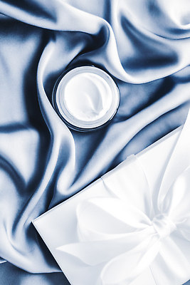 포토 JPG 해외이미지 사람없음 파란색 선물상자 하이앵글 고급 실크 피부관리 스킨케어 기초화장품 수분크림 해외202310 해외포토 뷰포인트 컬러 컨셉 선물 상자 뷰티 화장품 직물 파일형식