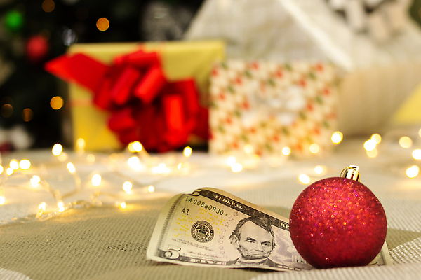 포토 JPG 해외이미지 나무 디자인 계절 로우앵글 백그라운드 컨셉 크리스마스 지폐 돈 공 휴가 전등 새해 기념 선물 이벤트 사람없음 장식 빨간색 금융 빛 노란색 파티 달러 축제 램프 인사 신용카드 황금 구부린 소프트포커스 5 계산서 주도 해외202310 해외포토 식물 기념일 뷰포인트 컬러 모션 조명 촬영기법 경제 숫자 예절 재산 파일형식