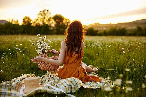 포토 JPG 해외이미지 전신 여자 꽃밭 따뜻함 한명 들기 성인 야외 뒷모습 햇빛 일몰 핸드백 짚 밀짚모자 체크무늬 개망초 성인여자한명만 해외202310 해외포토 모자_잡화 1 꽃 뷰포인트 줄기 무늬 가방 모션 사람 태양 노을 여자한명만 성인여자만 파일형식