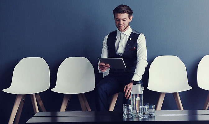 포토 JPG 해외이미지 남자 의자 비즈니스 탁자 잔 한명 들기 앉기 성인 태블릿 물병 성인남자한명만 해외202310 해외포토 시청하다 1 식기 가구 모션 사람 전자제품 스마트기기 물통 남자한명만 성인남자만 파일형식