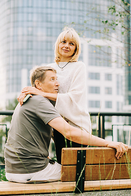포토 JPG 해외이미지 백인 라이프스타일 커플 공원 여자 노년 남자 행복 음료 2 벤치 관계 포옹 남편 휴가 휴식 거리 함께함 사랑 미소 웃음 사람 성인 야외 두명 세로 산책 낭만 도시 아내 날짜 옛날 해외202310 해외포토 서양인 공공시설 감정 컨셉 의자 안기 표정 생활 파일형식