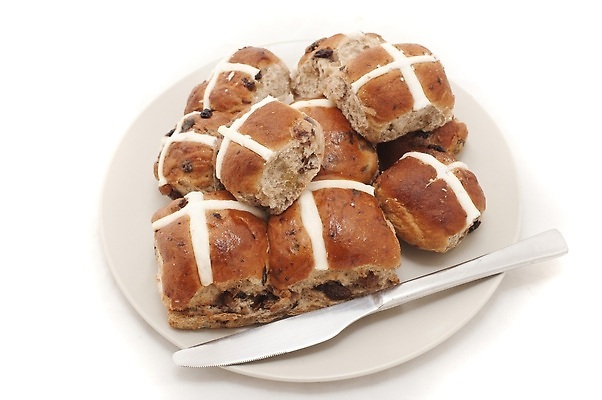 포토 JPG 해외이미지 전통 접시 음식 십자가 부활절 사탕 사람없음 쌓기 대접 칼 번 해외202310 해외포토 식기 기념일 빵 모션 디저트 파일형식