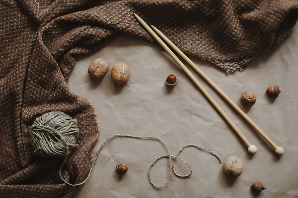 포토 JPG 해외이미지 디자인 계절 포스터 음료 백그라운드 컨셉 자연 탁자 주택 프레임 따뜻함 취미 사람없음 목재 장식 어둠 견과류 가을 시골 직물 바늘 뜨개질 실 정상 바느질 천 배열 책상 질감 부드러움 도토리 양모 항공촬영 구성 정물화 핸드메이드 목업 미니멀 해외202310 해외포토 나무 뷰포인트 가구 재료 건물 도구 감각 그림 생태계 파일형식