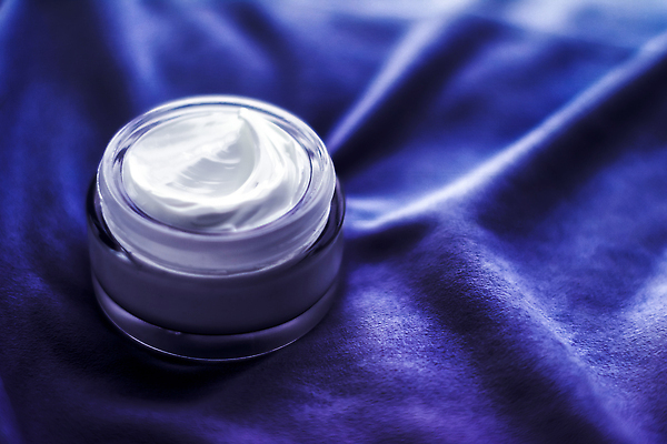 포토 JPG 해외이미지 근접촬영 사람없음 고급 피부관리 파란배경 스킨케어 기초화장품 수분크림 해외202310 해외포토 뷰포인트 백그라운드 컨셉 파란색 뷰티 화장품 파일형식