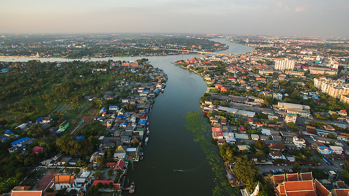 포토 JPG 해외이미지 태국 지붕 주택 안테나 협상 풍경 사람없음 강 도시풍경 도시 땅 방콕 운하 장면 커뮤니티 타운 항공촬영 드론 해외202310 해외포토 아시아 뷰포인트 비즈니스 통신 건물 파일형식