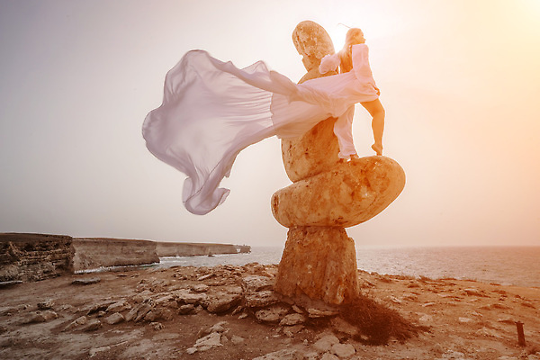 포토 JPG 해외이미지 드레스 선 바다 조각 여행 부분 자연 하늘 휴식 한명 풍경 사람없음 야외 물 여름 파란색 쌓기 탑 화목 침묵 조약돌 바위 심볼 명상 내추럴 랜드마크 완벽 해외202310 해외포토 자연요소 1 건축물 옷 계절 컬러 컨셉 모션 사람 소리 돌_바위 생태계 파일형식