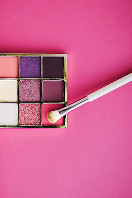 포토 JPG 해외이미지 사람없음 화장품 화려 팔레트 오브젝트 눈화장 아이섀도 메이크업브러쉬 섀도우팔레트 분홍색배경 해외포토 분홍색 백그라운드 컨셉 화장 뷰티 붓 파일형식
