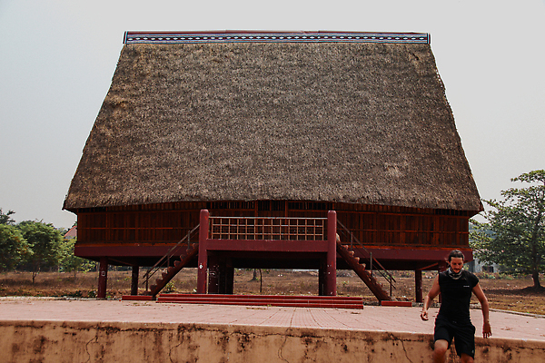 포토 JPG 해외이미지 전통 남자 아시아 여행 한명 인종 20대 야외 관광지 여행객 마을 시골 커뮤니티 부족 이국적 인도차이나반도 카피스페이스 해외202310 해외포토 1 나라 컨셉 사람 청년 공백 파일형식