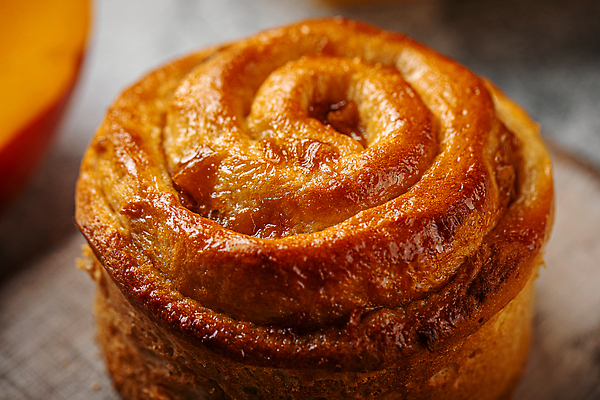 포토 JPG 해외이미지 접시 음식 부분 디저트 요리 사람없음 가로 갈색 식당 식사 카페 빵집 소용돌이 대접 신선 달콤 설탕 굽기 메뉴 준비 달팽이 반죽 롤 번 페스츄리 맛있는 해외202310 해외포토 식기 빵 컬러 연체동물 상점 회오리 맛 구이 파일형식