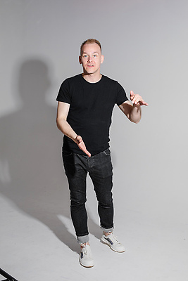 포토 JPG 해외이미지 전신 백인 1 응시 남자 행복 감정 실내 표정 대화 한명 성인 놀람 기쁨 발표 결심 흥분 승진 해외202310 해외포토 서양인 시선 컨셉 말하기 사람 내부 파일형식