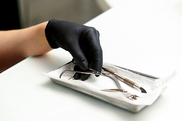 포토 JPG 해외이미지 손 여자 한명 성인 신체부위 잡기 손톱관리 위생장갑 네일샵 네일용품 키친타올 성인여자한명만 해외202310 해외포토 1 장갑 모션 사람 상점 미용용품 화장지 네일아트 여자한명만 성인여자만 파일형식