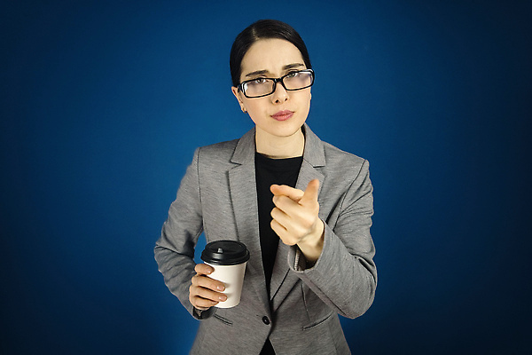 포토 JPG 해외이미지 백인 모델 1 응시 여자 감정 안경 커피 포즈 비즈니스 갈색머리 한명 서기 사람 성인 뷰티 유행 재킷 회색 표현 잡기 업무 비즈니스우먼 자신감 스타일 해외202310 해외포토 서양인 헤어스타일 시선 잡화 음료 컬러 모션 외투 작업 직장인 파일형식