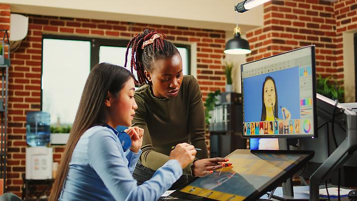 포토 JPG 해외이미지 여자 협력 벽돌 실내 상반신 성인 두명 그래픽 태블릿 모니터 그래픽디자이너 성인여자만 해외202310 해외포토 사람 내부 전자제품 스마트기기 컴퓨터 디자이너 여자만 성인만 파일형식