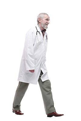 포토 JPG 해외이미지 전신 직업 1 남자 백그라운드 유니폼 청진기 응원 성공 수염 광고판 건강 한명 사람 성인 치료 약 걷기 건강관리 시험 환자 의사 코트 흰색 표현 자신감 컨설턴트 문서 단계 고립 돌봄 헬프 해외202310 해외포토 옷 교육 감정 컬러 컨셉 의학 의료기기 모션 알림판 관리 외투 의료진 도움 전문직 상담 판 파일형식