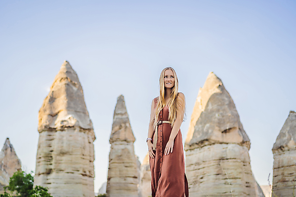 포토 JPG 해외이미지 여자 여행 하늘 한명 풍경 성인 야외 기암괴석 성인여자한명만 튀르키예 해외202310 해외포토 1 아시아 사람 바위_돌 여자한명만 성인여자만 파일형식