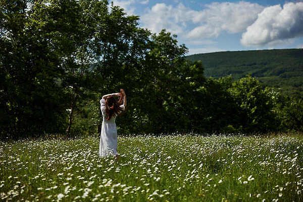 포토 JPG 해외이미지 모자 손 드레스 꽃 행복 컨셉 밭 오렌지 관계 자연 휴식 안내 함께함 사랑 한명 미소 야외 뒷모습 여름 소풍 걷기 손잡기 일몰 낭만 자유 수확 전원 시골 잡기 날짜 저녁 밀 모험가 어깨 데이지 주말 빨간머리 발견 캐모마일 해외202310 해외포토 식물 1 헤어스타일 잡화 옷 계절 감정 뷰포인트 농업 과일 모션 곡류 표정 사람 신체부위 야외활동 노을 전기에너지 야간 허브 생태계 파일형식