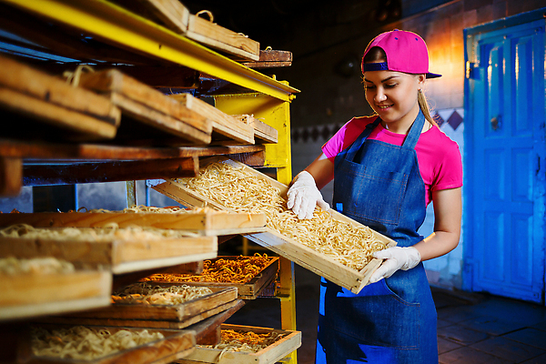 포토 JPG 해외이미지 여자 유니폼 공장 노동자 파스타 한명 들기 상반신 성인 앞모습 업무 제조 페투치네 성인여자한명만 해외202310 해외포토 직업 1 옷 뷰포인트 공업 모션 서양음식 사람 작업 파스타면 여자한명만 성인여자만 파일형식