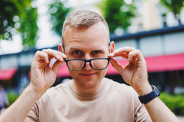 포토 JPG 해외이미지 백인 모델 학생 남자 행복 감정 안경 비즈니스 성공 실내 한명 미소 사람 앞모습 유행 회색 체험 닫기 종업원 온라인 카피스페이스 밀레니얼 해외202310 해외포토 서양인 직업 1 잡화 뷰포인트 컬러 컨셉 모션 표정 내부 경제 공백 파일형식