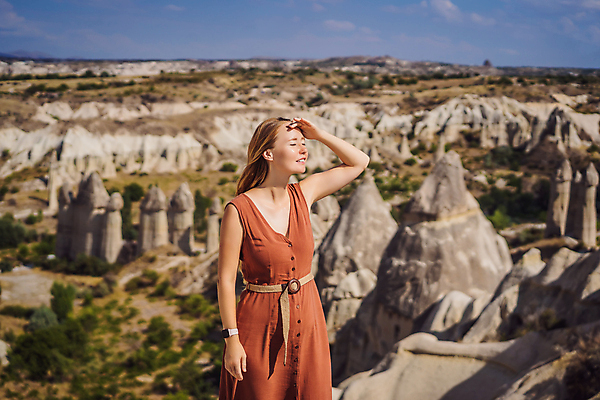 포토 JPG 해외이미지 여자 여행 한명 풍경 성인 야외 손들기 눈감음 기암괴석 성인여자한명만 튀르키예 해외202310 해외포토 1 아시아 모션 사람 바위_돌 여자한명만 성인여자만 파일형식