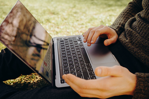 포토 JPG 해외이미지 직업 라이프스타일 손 교육 남자 종이 컨셉 인터넷 비즈니스 텍스트 통신 탁자 성공 모바일 직장 실내 한명 사람 앉기 노트북 컴퓨터 사무실 디지털 공책 웹 타이핑 키보드 업무 작업 비즈니스맨 네트워크 메시지 디자이너 무선전화기 책상 경영자 온라인 다락방 힙스터 해외202310 해외포토 1 패션 가구 회사 모션 문구용품 내부 생활 신체부위 전자제품 직장인 전화기 리더 파일형식