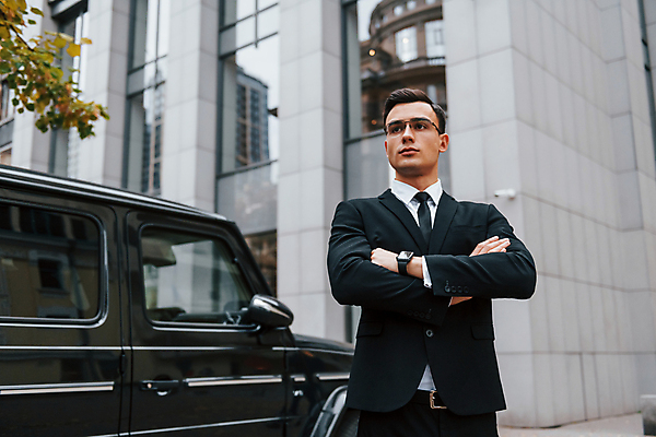 포토 JPG 해외이미지 응시 남자 안경 자동차 한명 정장 상반신 성인 옆모습 팔짱 도시 직장인 비즈니스맨 스마트 스마트워치 성인남자한명만 해외포토 직업 1 시선 잡화 옷 육상교통 뷰포인트 컨셉 비즈니스 모션 사람 스마트기기 웨어러블 남자한명만 성인남자만 파일형식